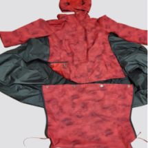 cape de pluie devant rouge et noir après modification pour être porté avec un fauteille roulant - vêtements adaptés