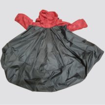 cape de pluie rouge et noir vue de dos après modification pour être porté avec un fauteille roulant - vêtements adaptés